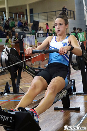 Participante de la categoría femenina de la XVIII Regata Popular de Remo Indoor de Donostia