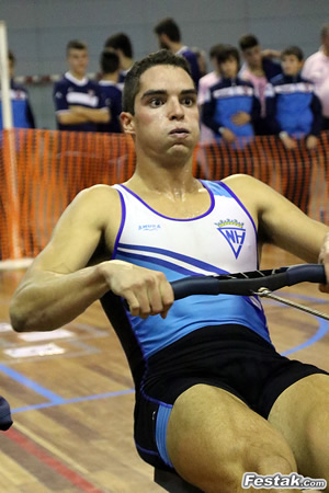 Participante de la categoría masculina de la XVIII Regata Popular de Remo Indoor de Donostia