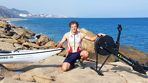 Carlos García preparándose para cruzar el Canal de la Mancha en kayak